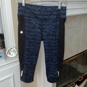 Athleta XS Capris in a blue and black trim. Side pockets and zip pocket